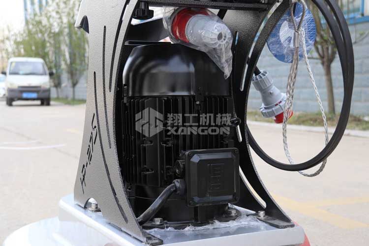 拋光機(jī)是為了讓地面表面有光澤，需要先研磨后才可以拋光。拋光分為粗拋和精拋，這時(shí)候可以使用拋光機(jī)，配合拋光墊，提高地面的光澤度。高速地坪拋光機(jī)讓你輕松完成地坪拋光工作，提高地坪亮度。